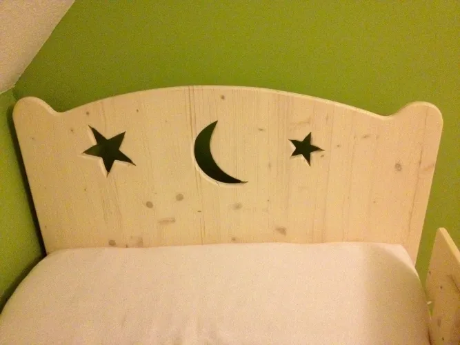 Kinderbett mit Mond und Sternen