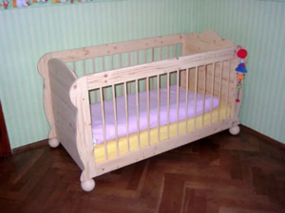 Babybett aus Zierbenholz