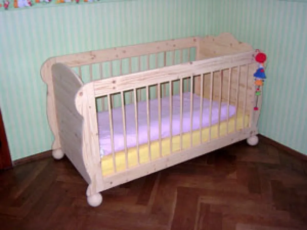 Babybett aus Zierbenholz Babybett aus Zierbenholz